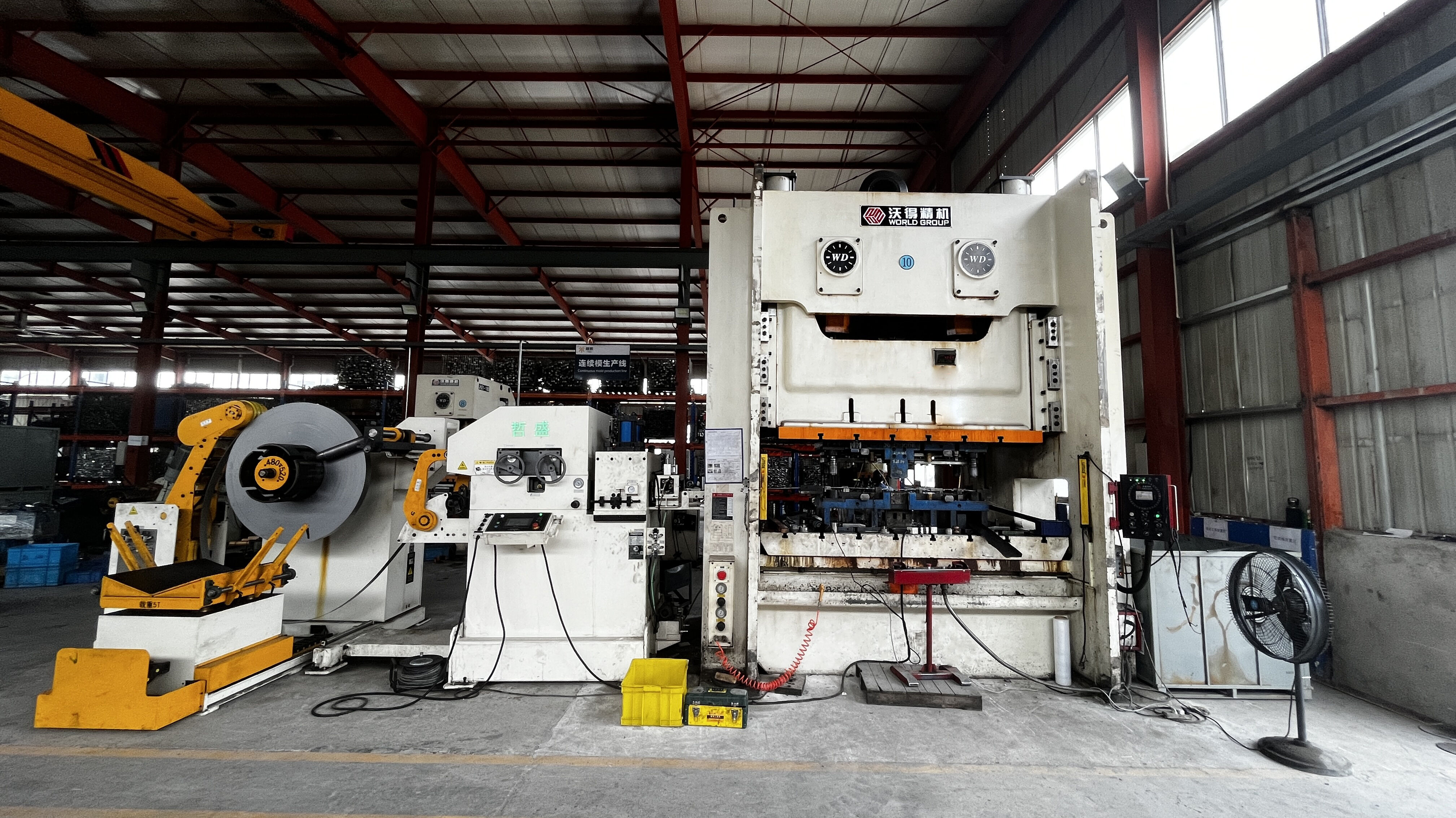 modern cnc machine manufacturing facility showcasing precision equipment assembly