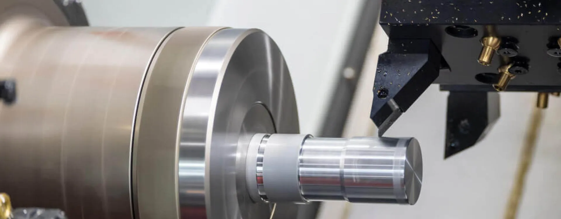 Kā urbīt metālu tā, lai urbums sāktos taisni, grieztu auksti un pabeigtos tīri