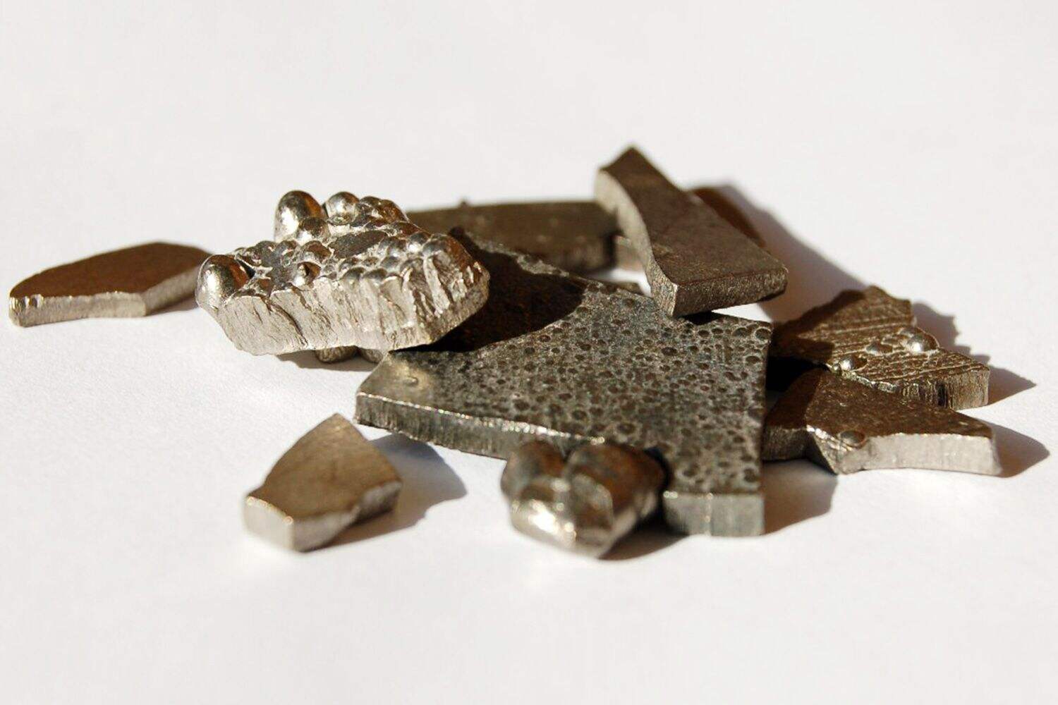 Quels sont les éléments métalliques ? Pourquoi ils conduisent, brillent et façonnent notre monde