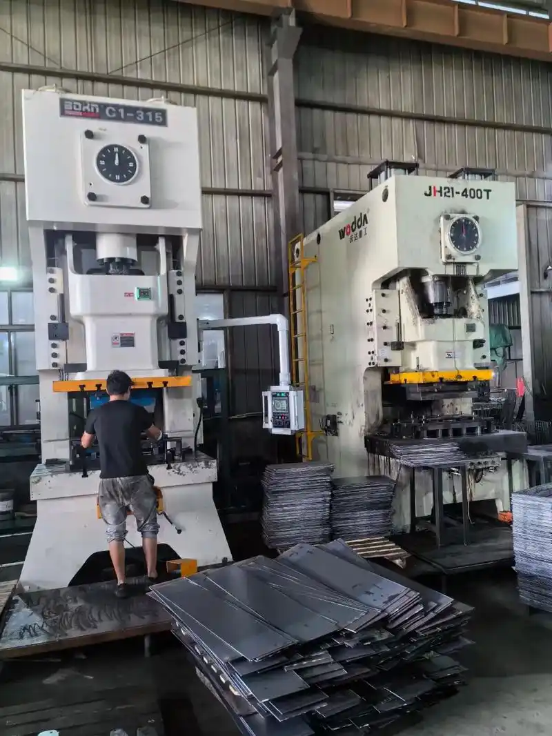 cnc turret punch press configuration showing multiple tool stations in rotating turret