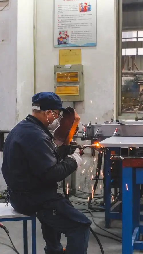 Kā metāla lējuma dzelzi savienot ar metināšanu, ja katrs plaisas veidojums vēlas izpleties?