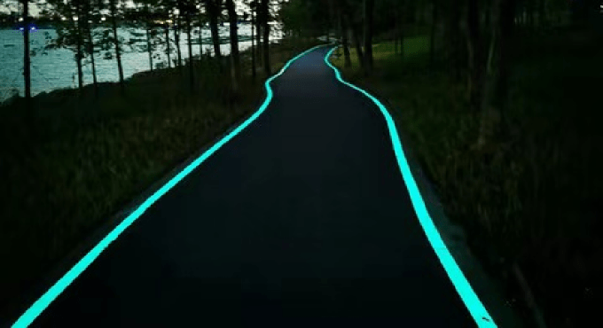 Blue Lake Park Introduces Glow-In-The-Dark Walkways, Creating a New Nighttime Attraction in Zhejiang