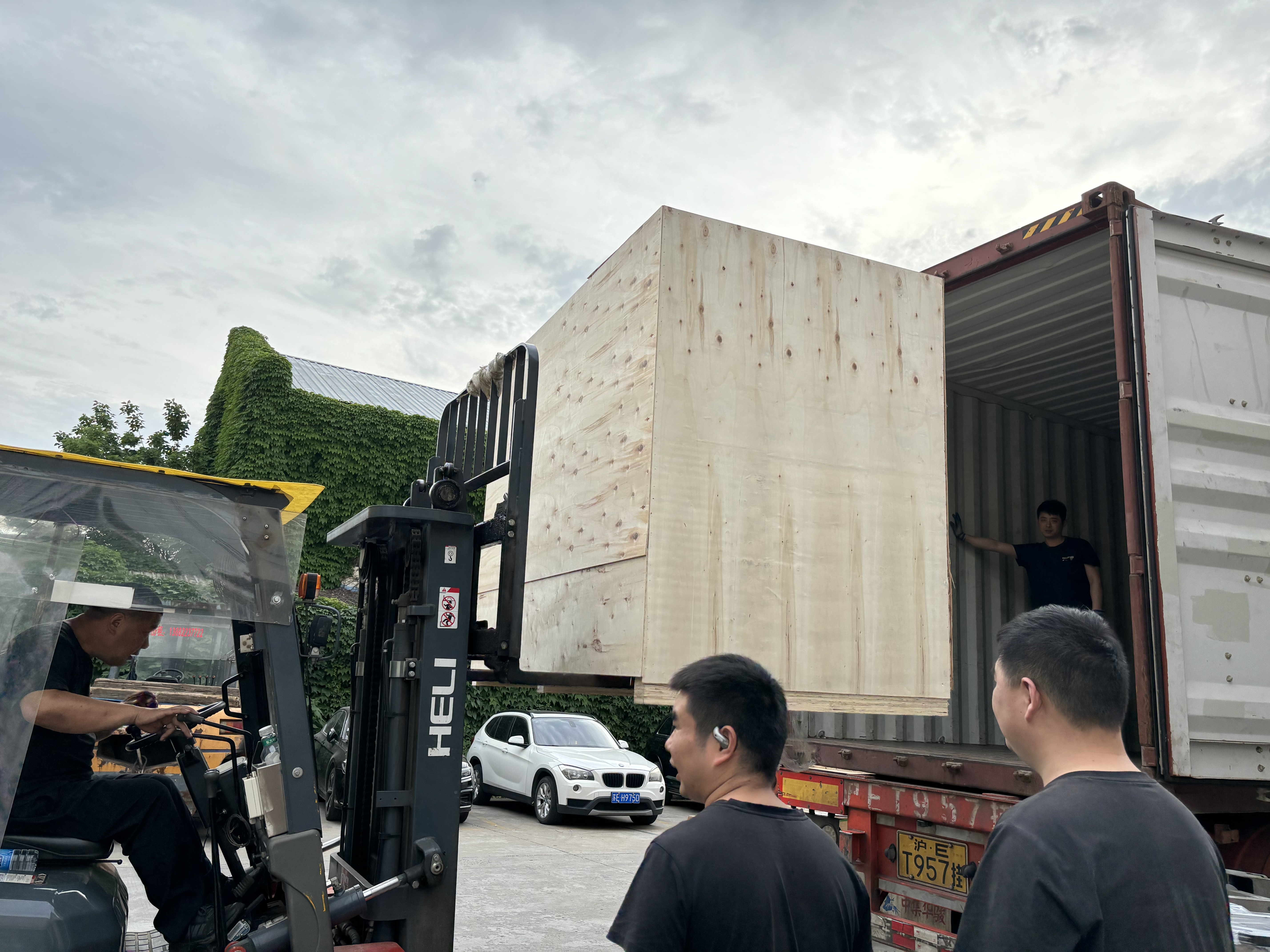 Loading 2000BPH water bottling line to Senegel