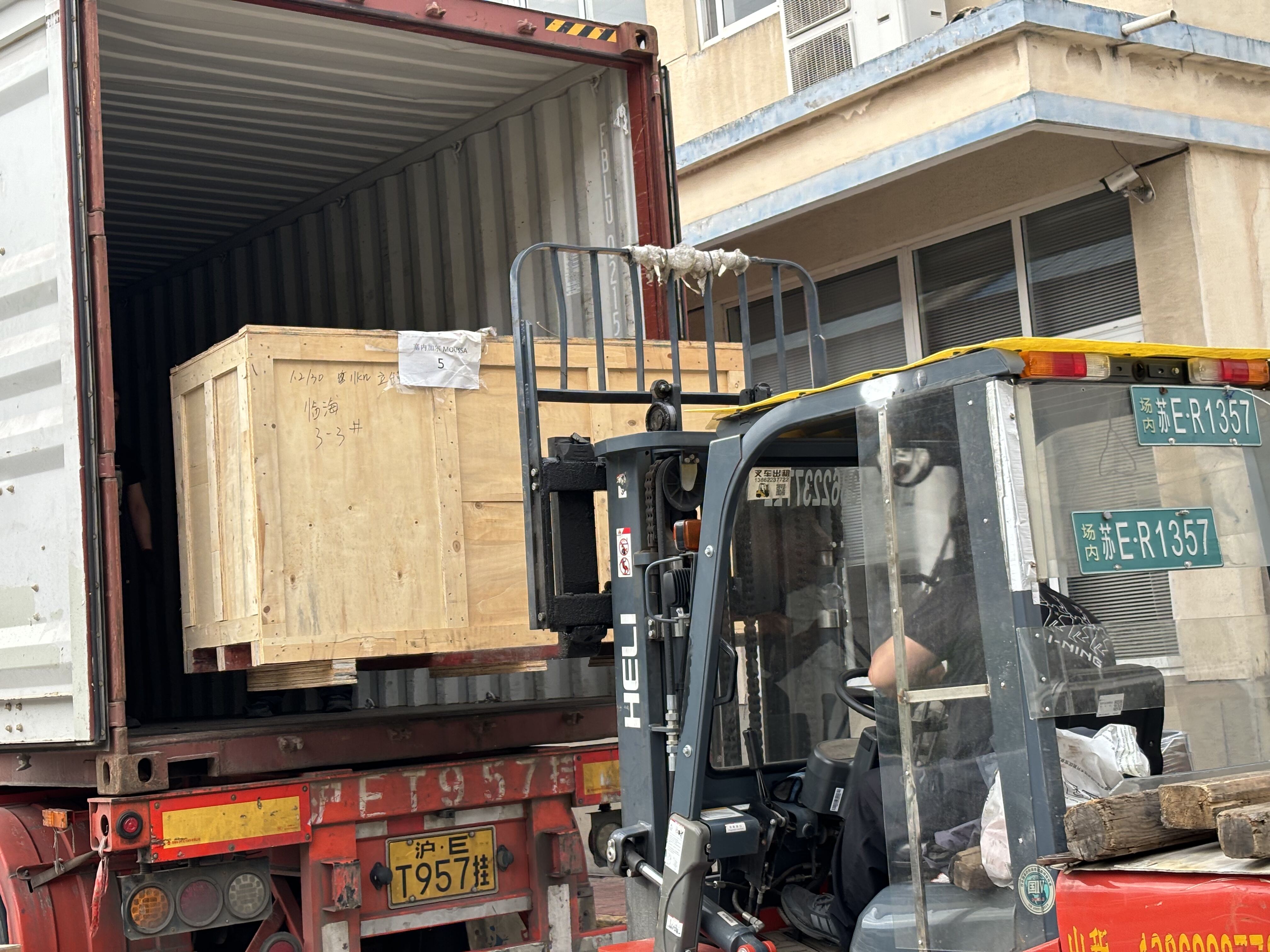 Loading 2000BPH water bottling line to Senegel