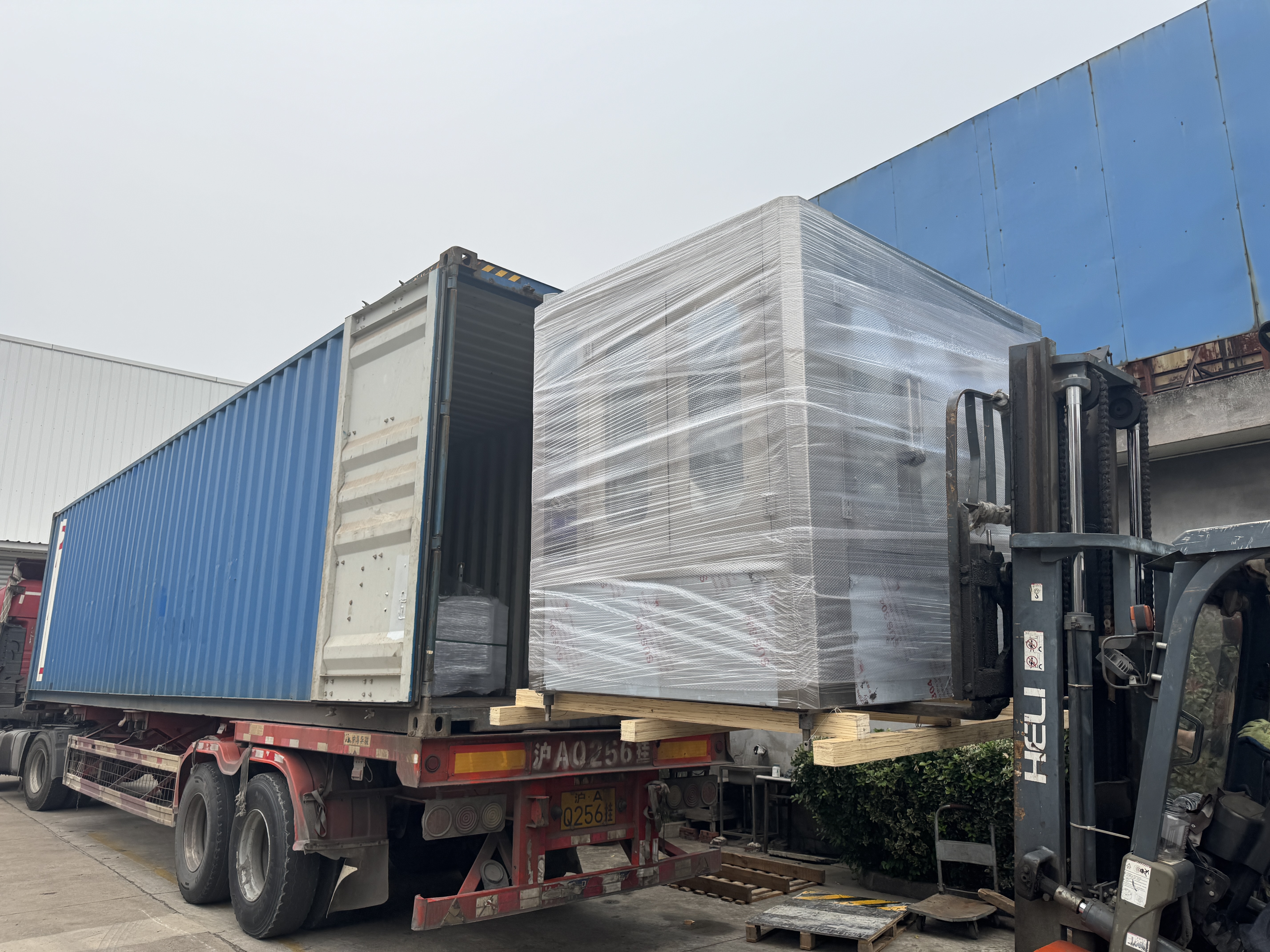 4000 liter per hour bottled water filling line machine and raw materials shipped to DRC