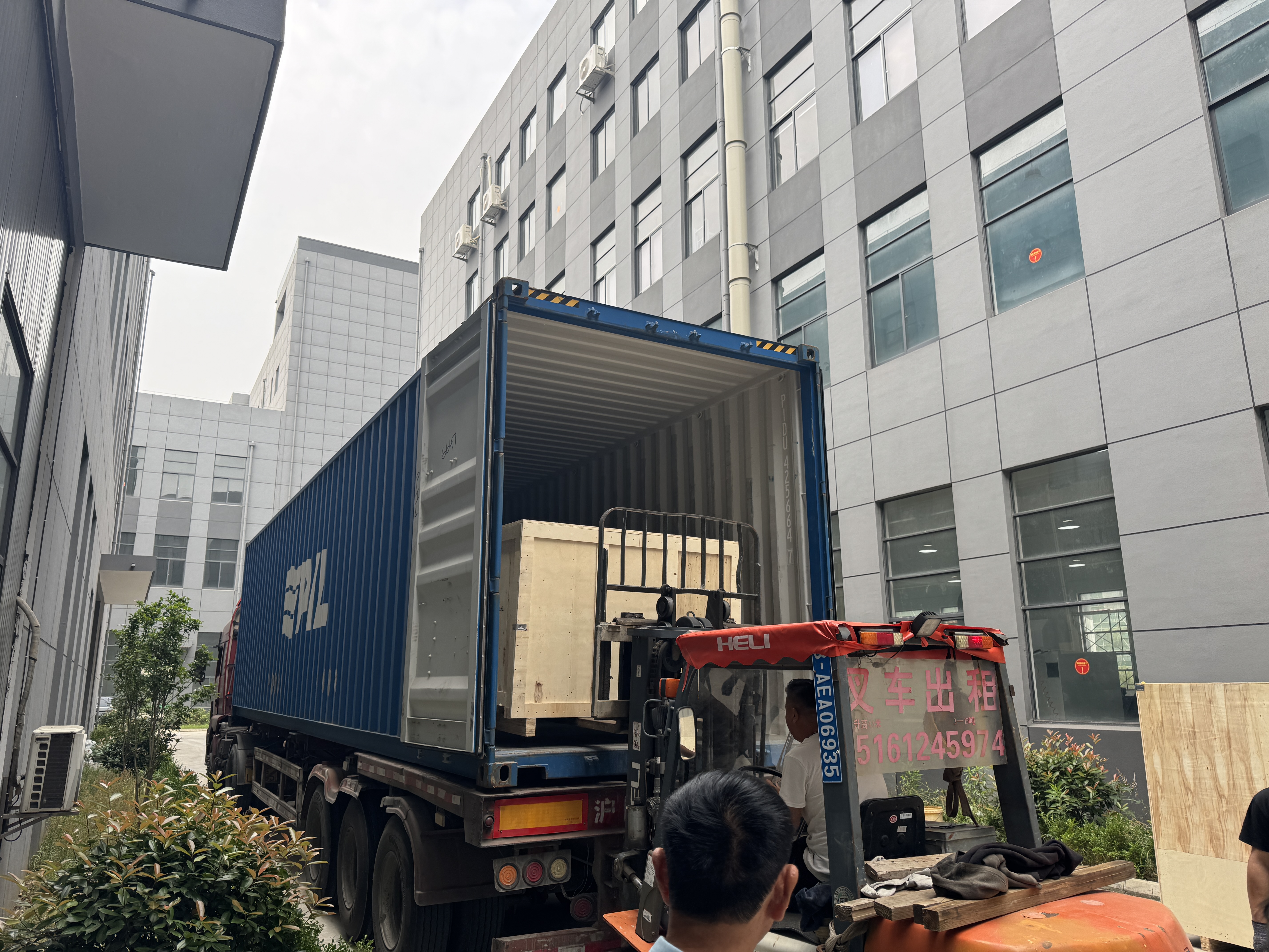 4000 liter per hour bottled water filling line machine and raw materials shipped to DRC