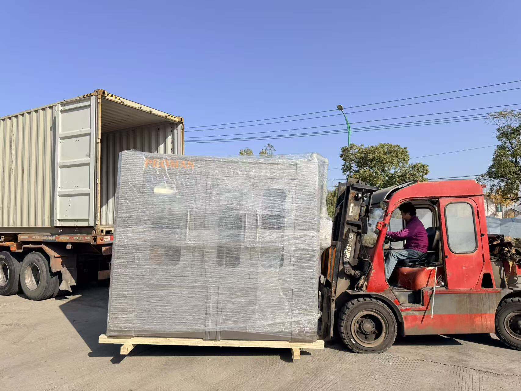 8000BPH 24 heads sports cap type juice filling machine loaded to Jordan