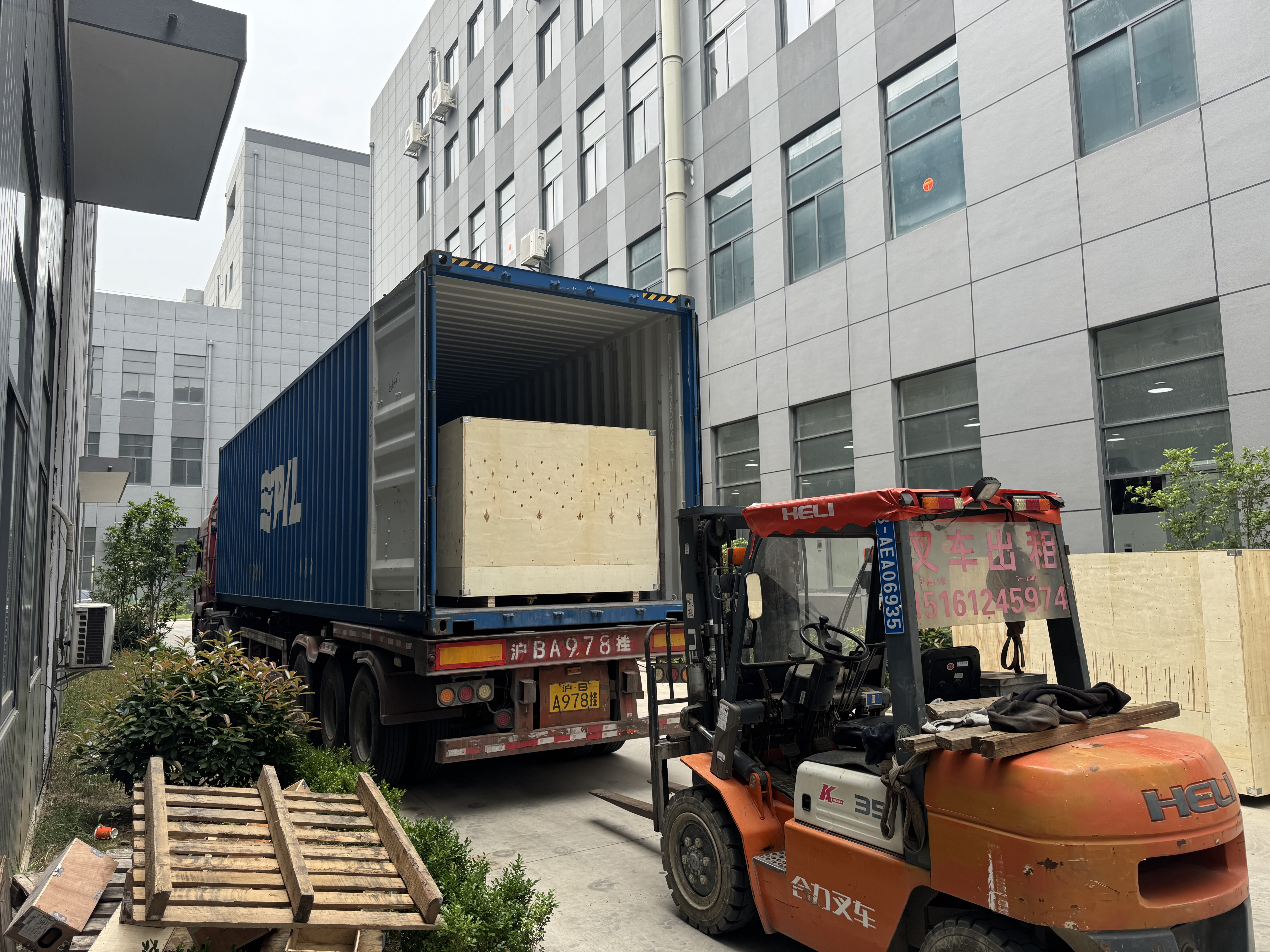 4000 liter per hour bottled water filling line machine and raw materials shipped to DRC
