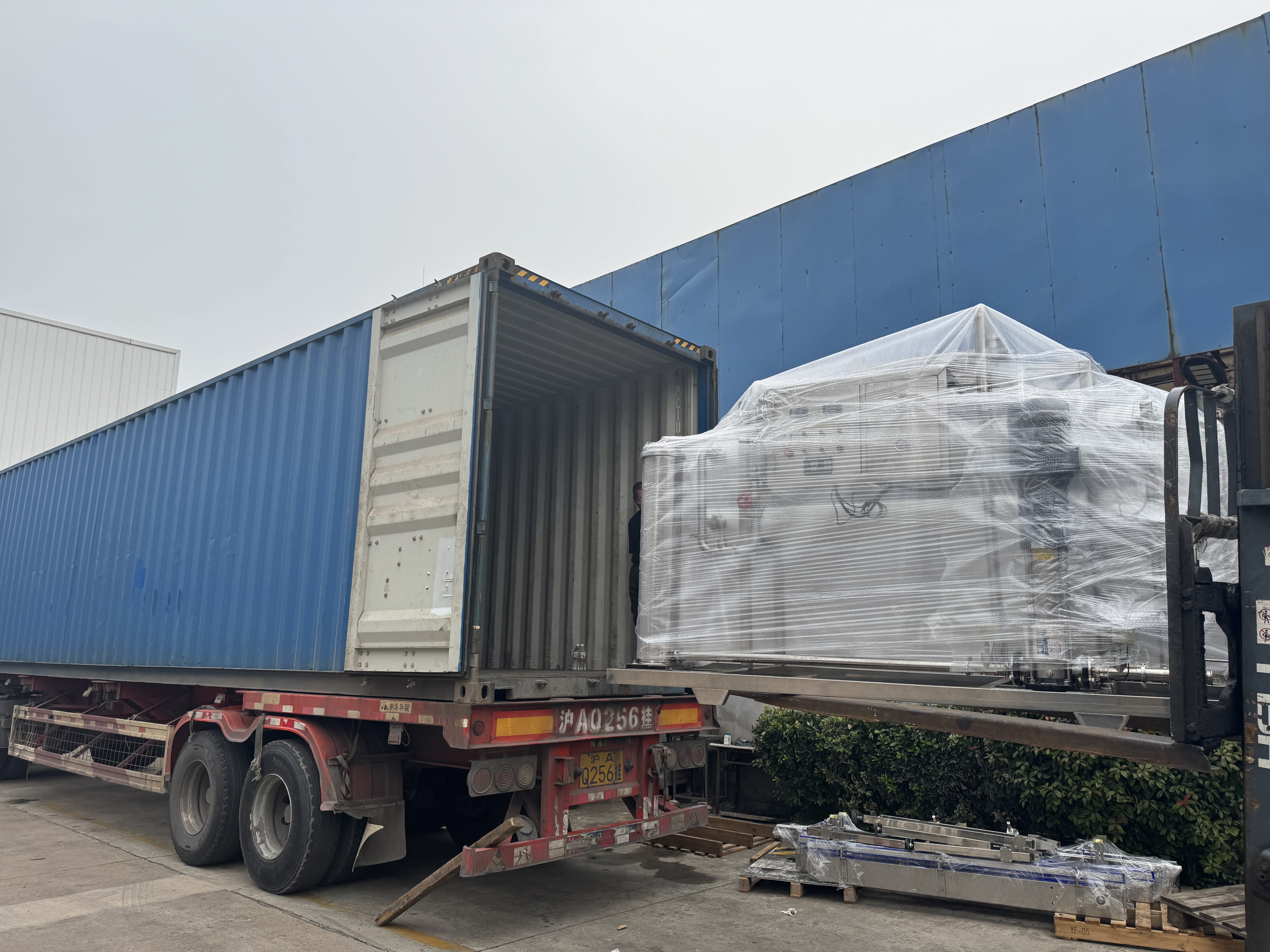 4000 liter per hour bottled water filling line machine and raw materials shipped to DRC