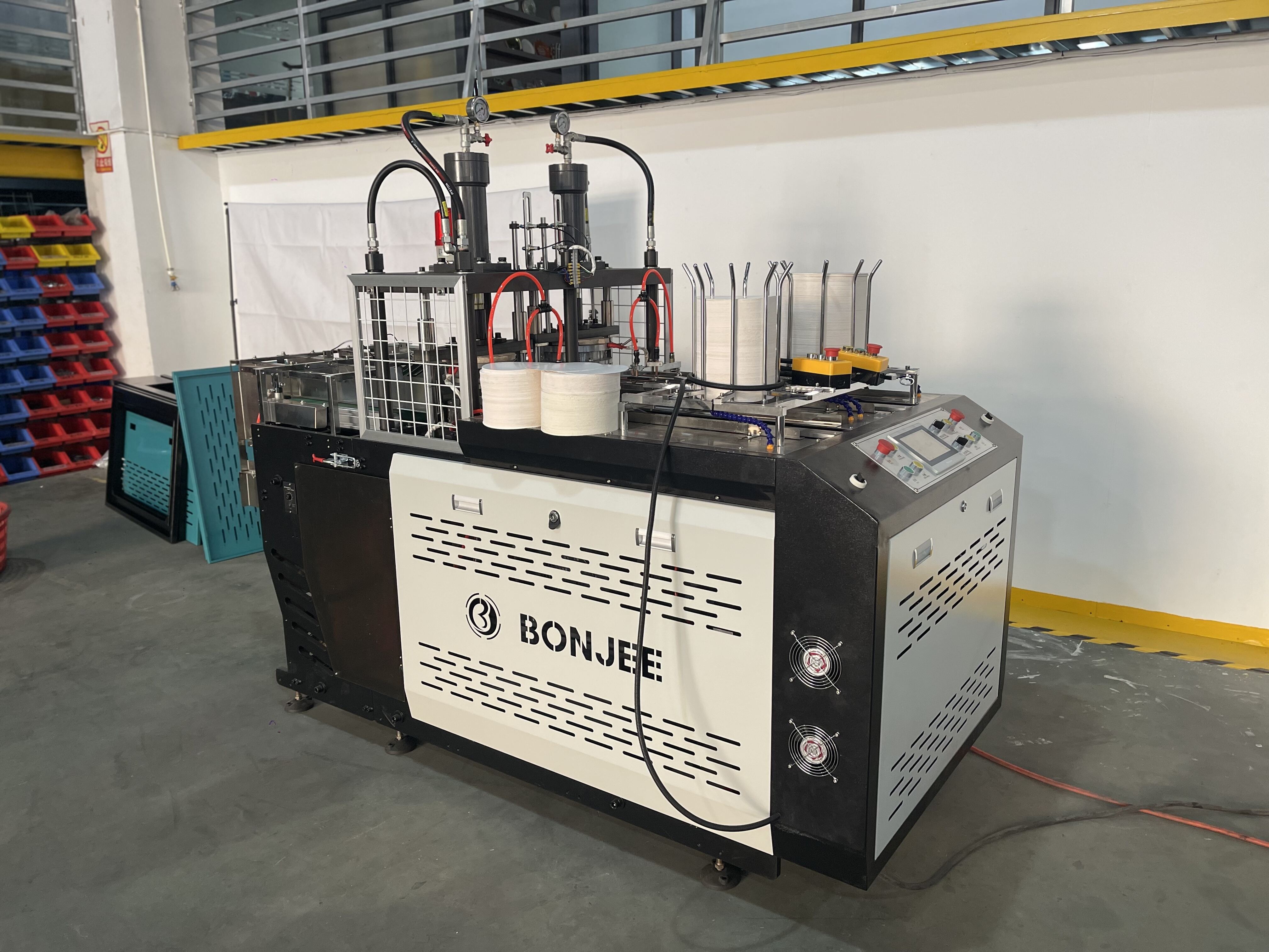 कागज के कप और प्लेट बनाने की मशीनों में अतुलनीय दक्षता और गुणवत्ता