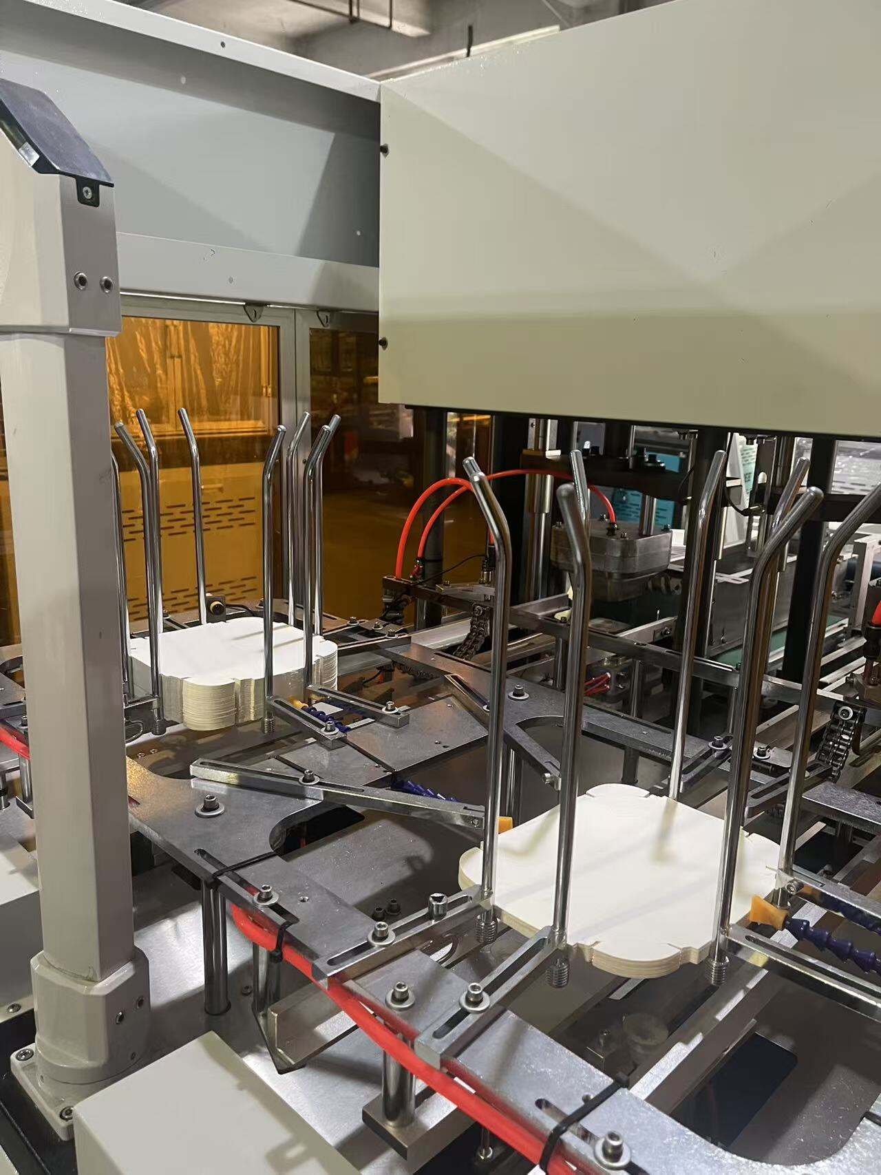 Innovativ teknologi for fremragende produksjon av lunsjposer