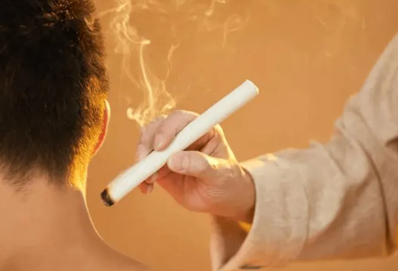 What are the basic steps of traditional moxibustion?