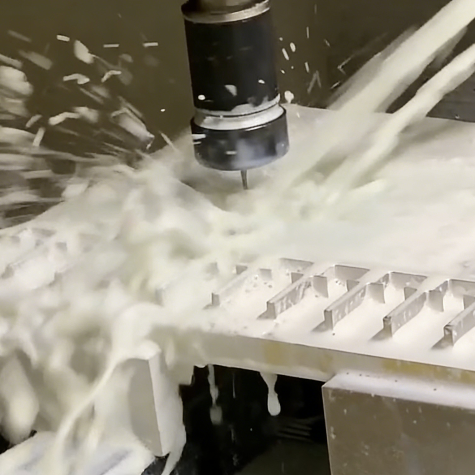 Capacidad de fresado CNC de alta velocidad con cinco ejes para la producción de geometrías complejas