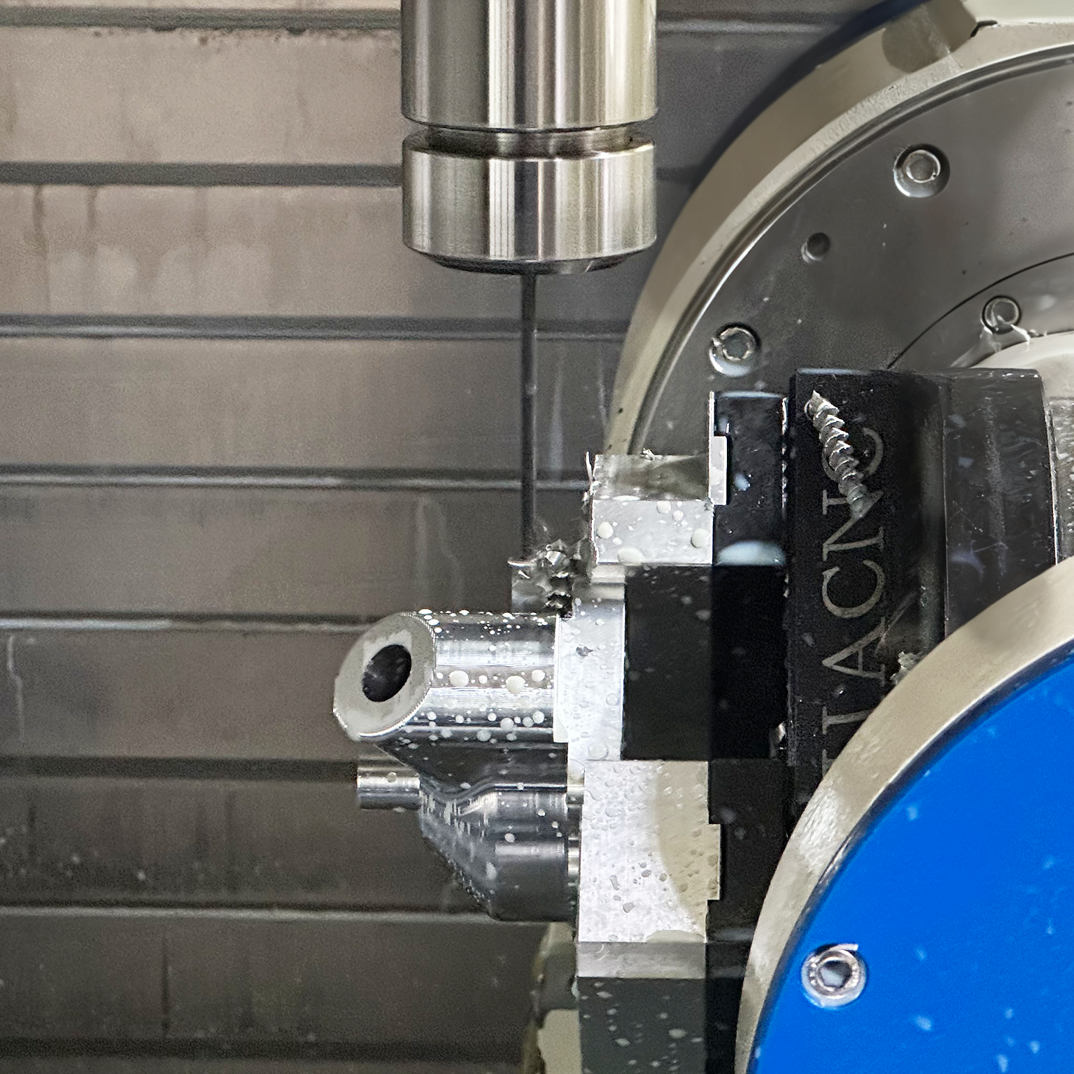 Control adaptativo y gestión inteligente de herramientas