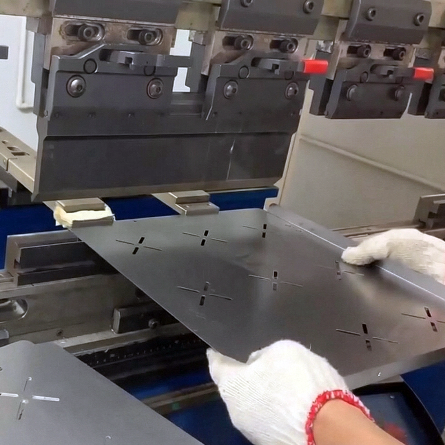 Robotic Bending and Automated Assembly Deliver ±0.1° Accuracy Across Large Batches