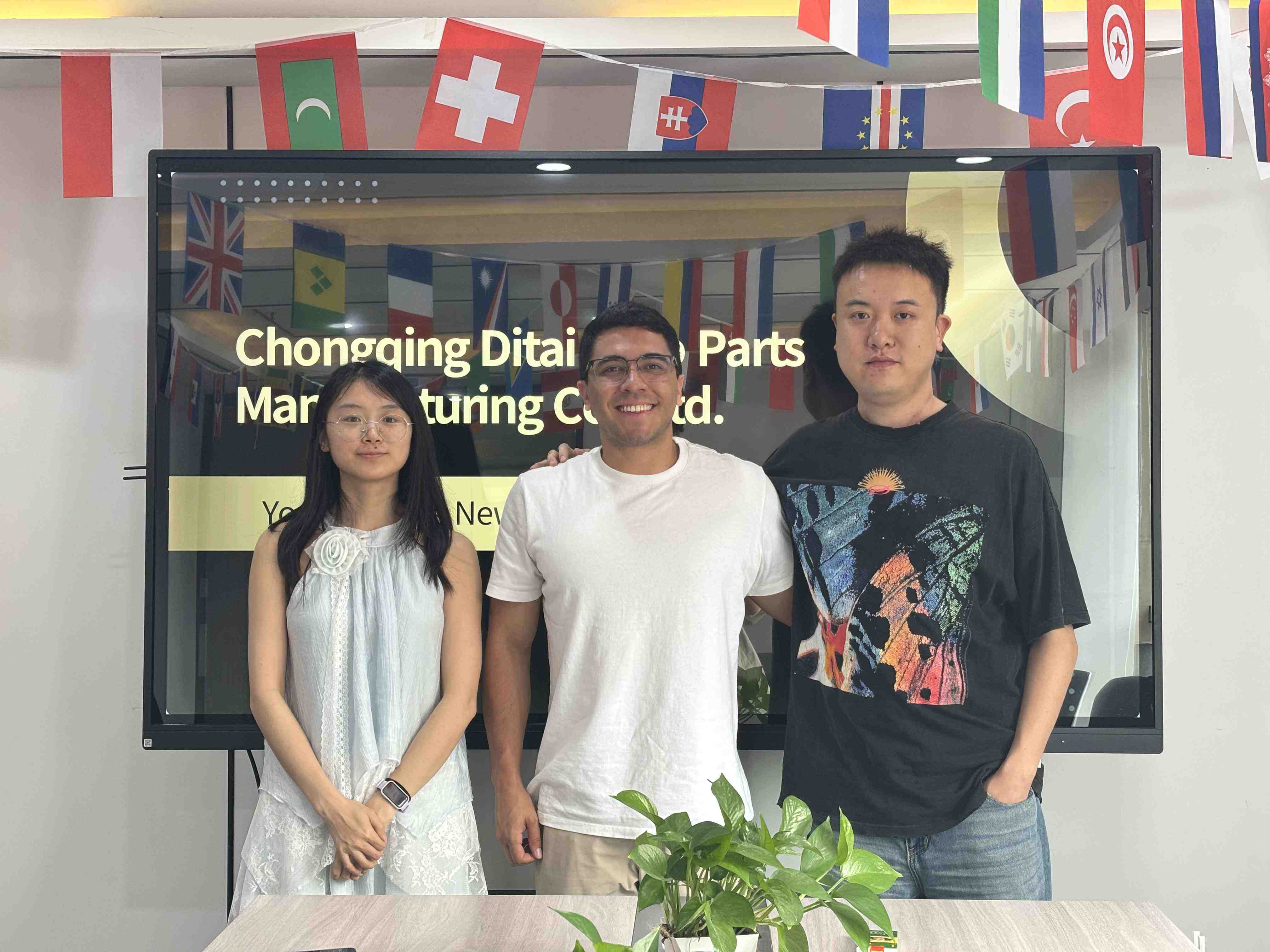 Колумбійський оптовий продавець автозапчастин пан Деніел відвідав компанію Chongqing Shiwei Technology; замовлення на 20-футовий контейнер готове до відправки