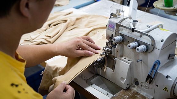 خياطة ثلاثية الإبر وخمسة خيوط بنظام الأوفرلوك