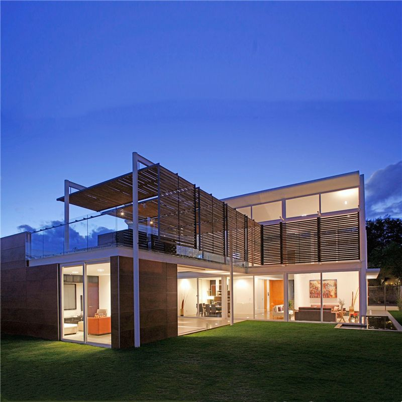 What factors determine steel construction cost per m²?