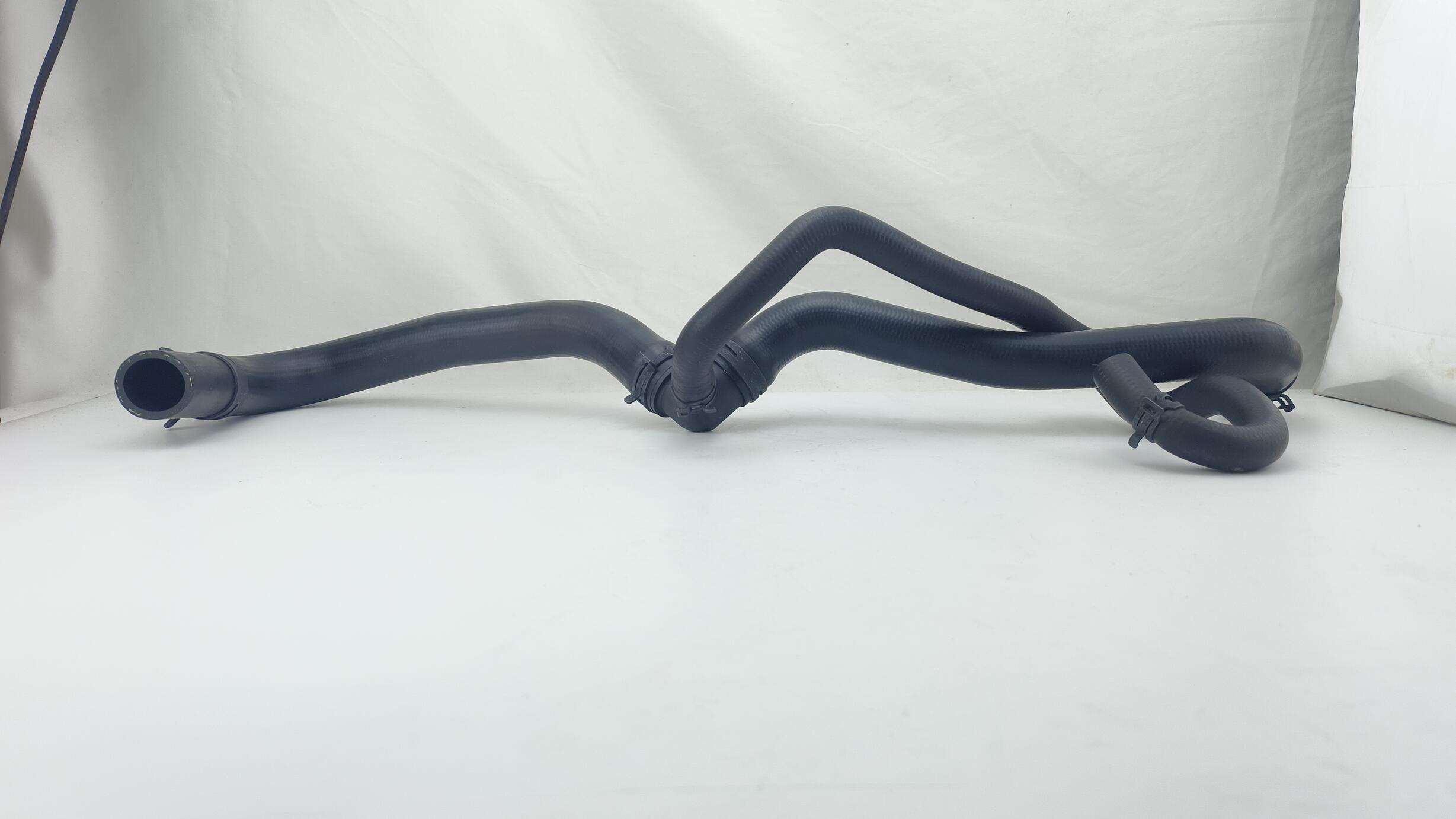 خرطوم رادياتير 8V21‑8B273‑CE – خرطوم تبريد سفلي للمحرك لسيارة فورد فيستا 2008–2022