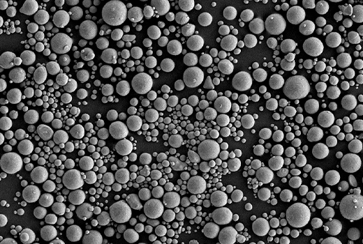How does particle size distribution affect the flowability and packing density of titanium powder in AM?