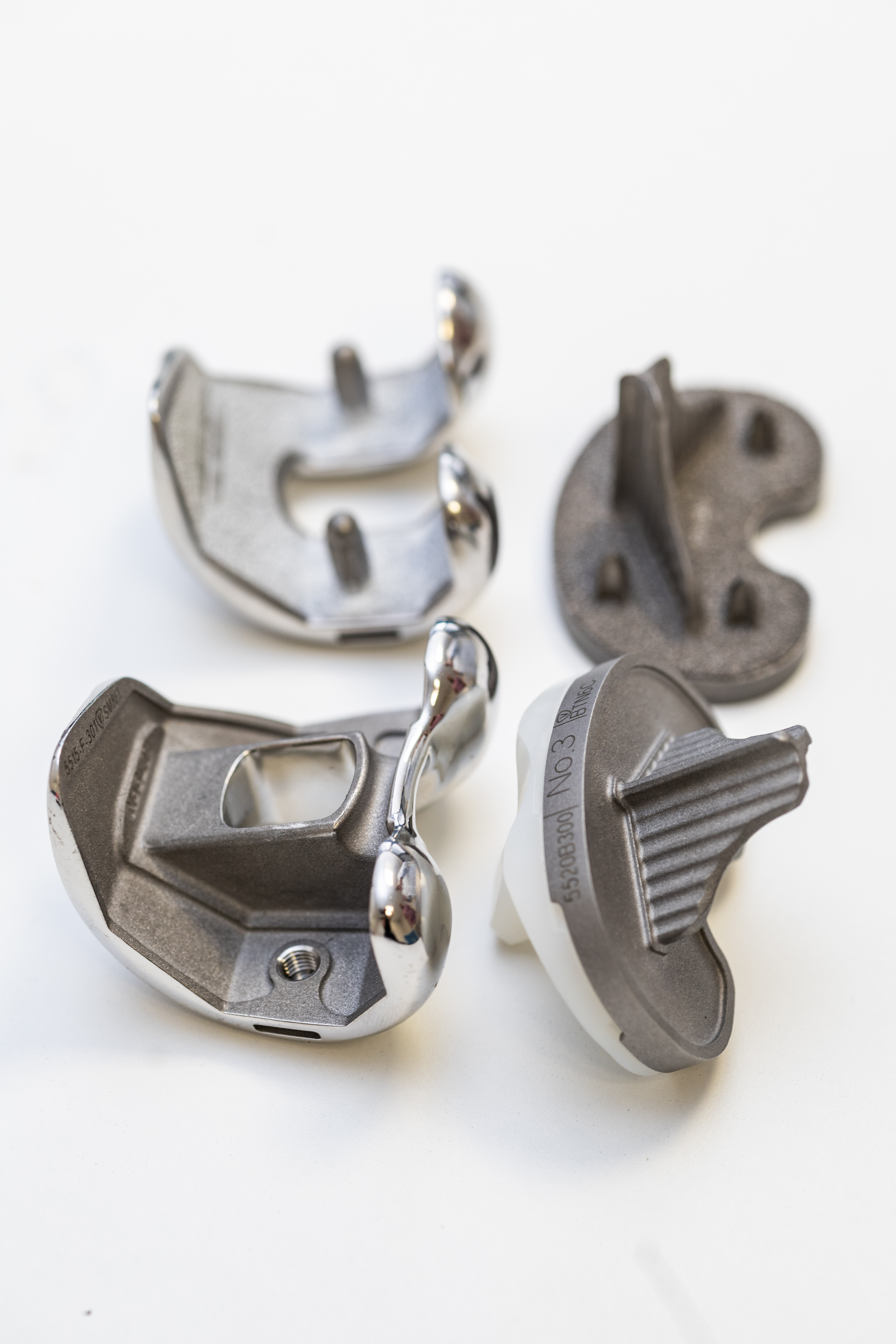 Ujafneldri kvalitet og kostnaðsefugleik í precísiu framstelltum komponentum