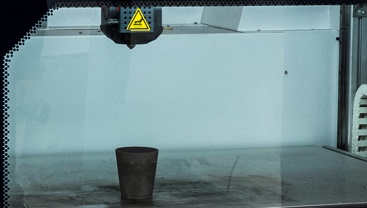 How does particle size distribution affect the flowability and packing density of titanium powder in AM?