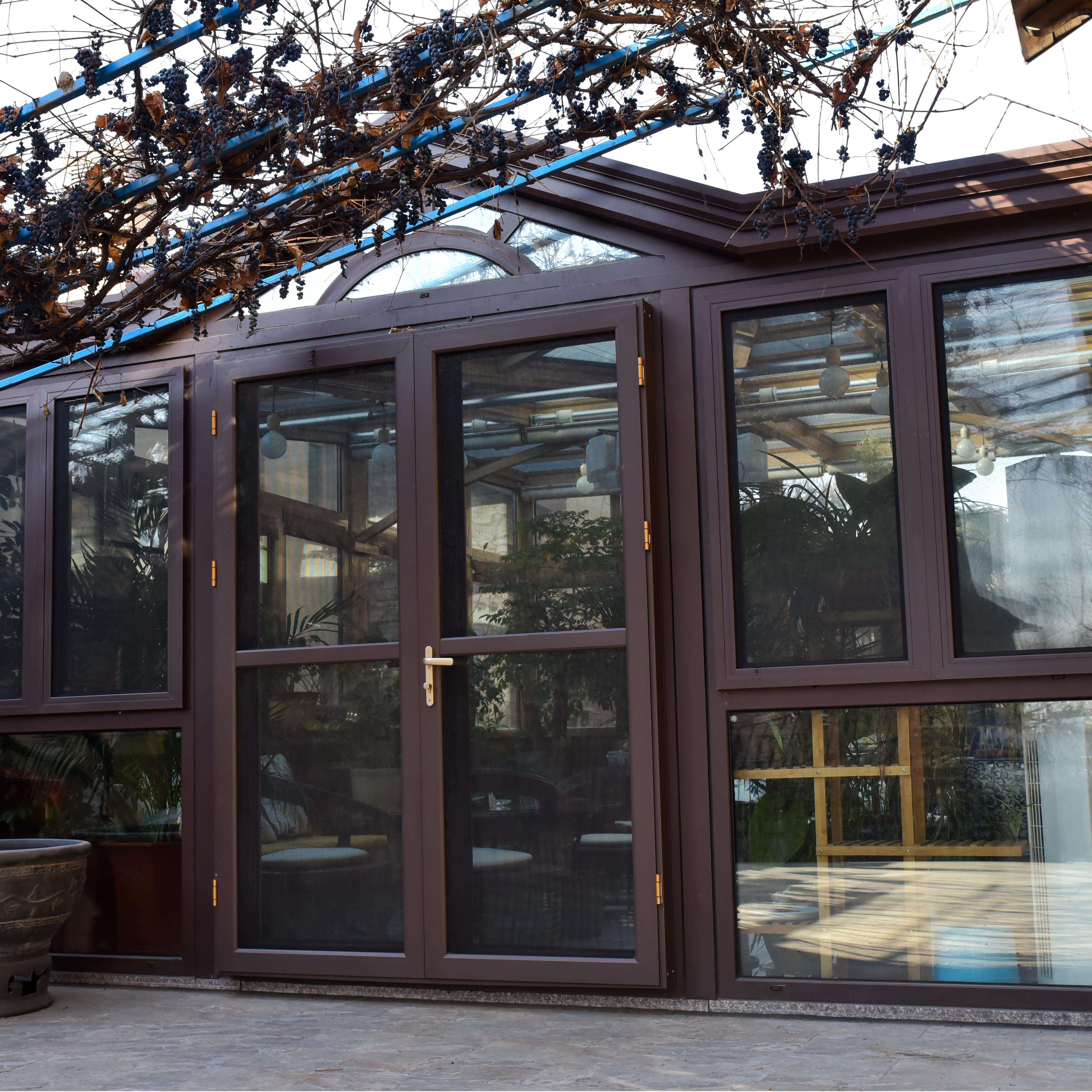 Descubra las ventajas de las puertas correderas para patios con revestimiento de aluminio