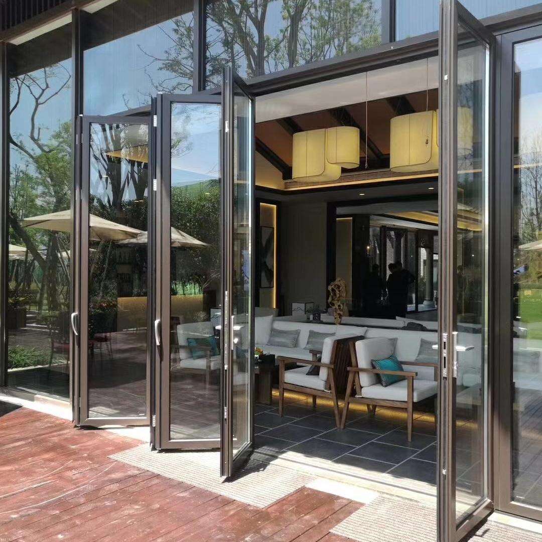 Descubra los beneficios incomparables de las puertas plegables de aluminio