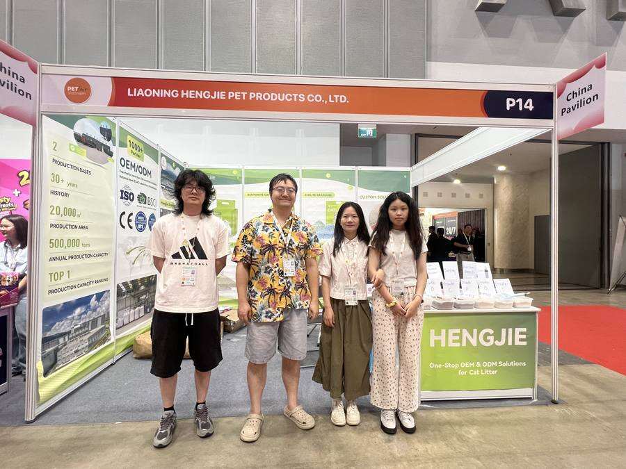 Equipo de HENGJIE en el Stand P14 – Expo Mascotas Vietnam 2026