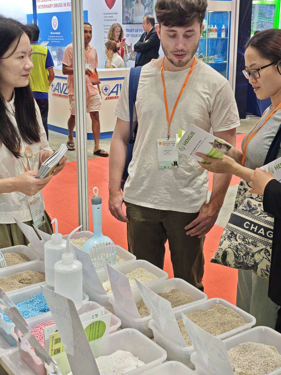 Comprador internacional examinando muestras de arena de tofu HENGJIE en Vietnam 2026