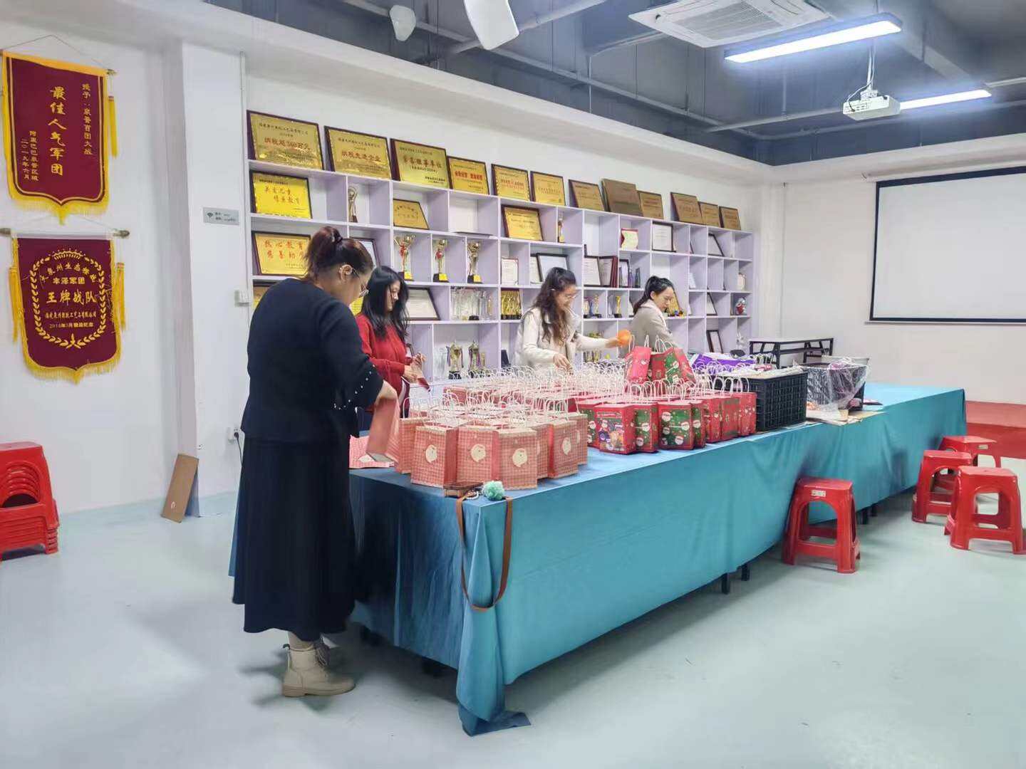 Warming the Winter with Ingenious Craftsmanship, Conveying Christmas Blessings with Sincerity