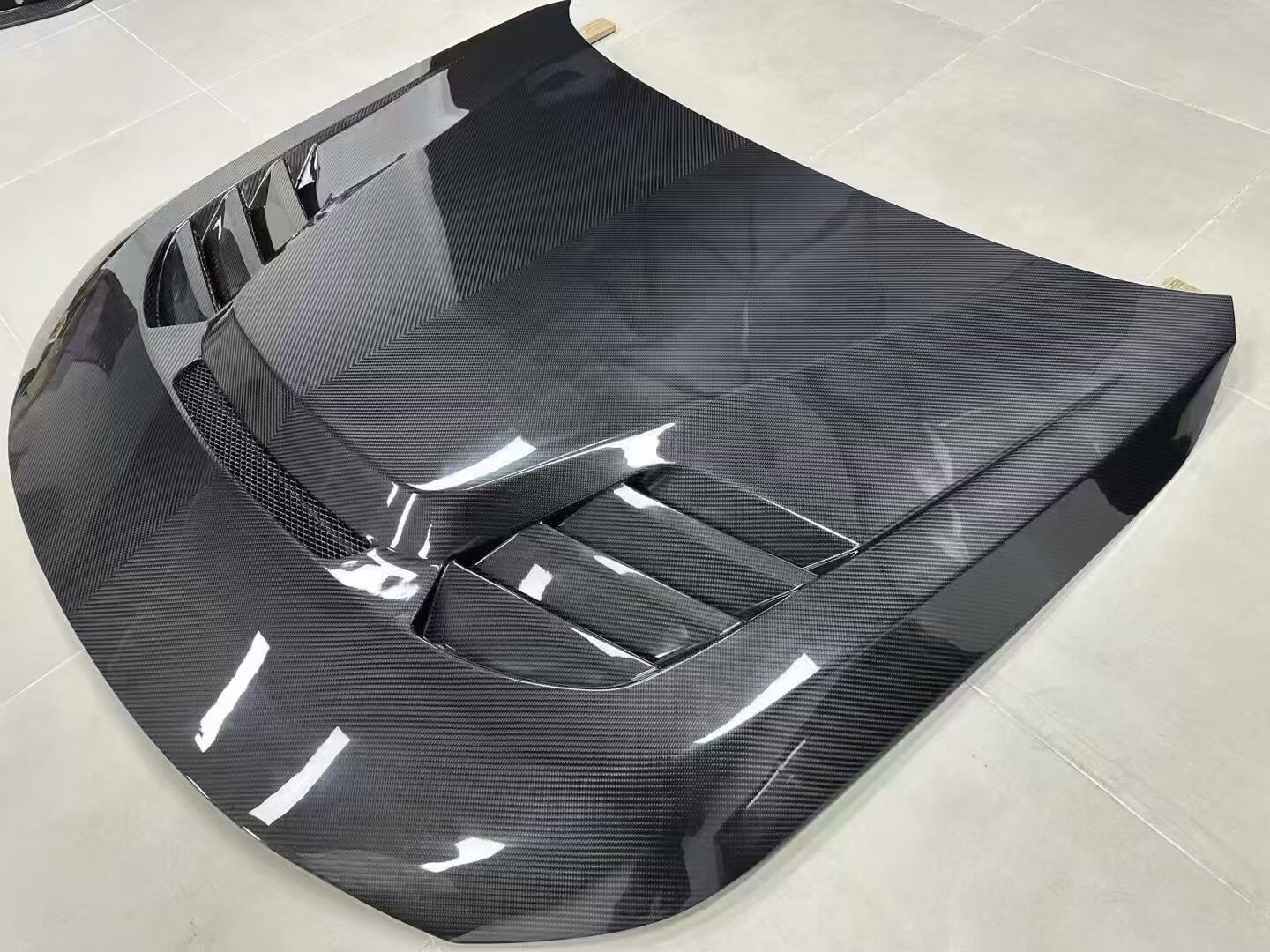 100% Суходен Въглероден влак V Стил Front Hood Моторен Bonnet за BMW 2 Series G42 G87 M2 2023+ Заместващ Въглероден влак Моторен Hood