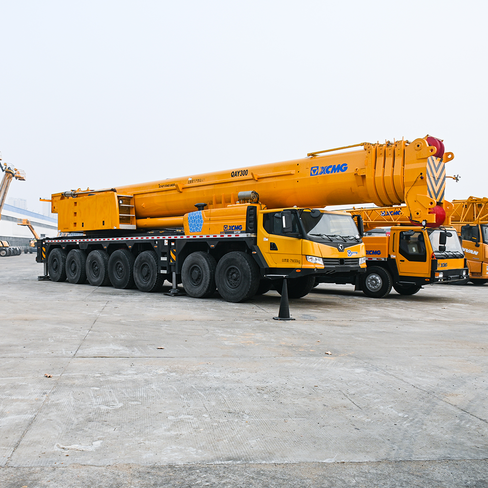 Grue d'occasion pour terrains accidentés, grue de chantier d'occasion tout-terrain