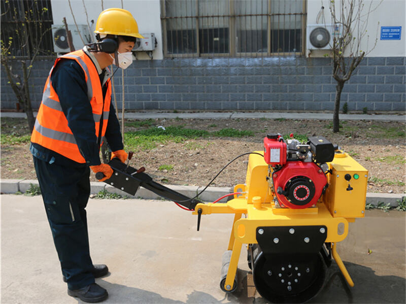चिकनी सड़कों के लिए मार्ग प्रशस्त करना: मिनी वॉक-बिहाइंड सड़क रोलर
