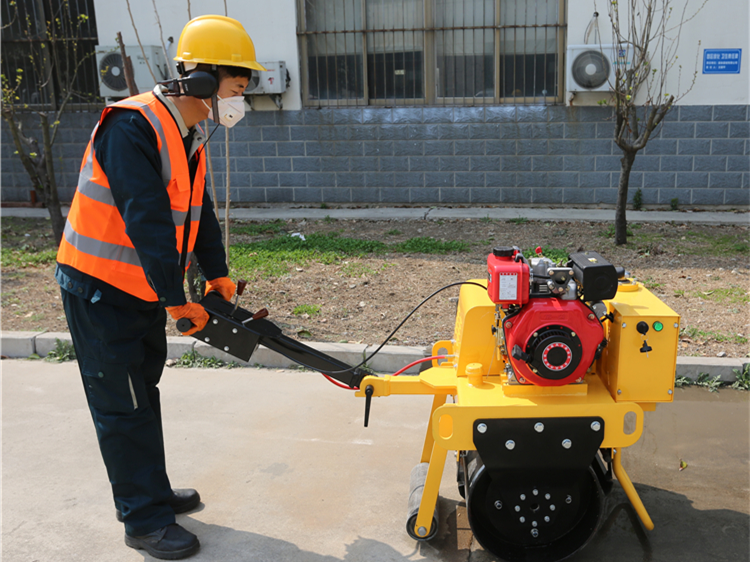 Kenyan customers give rave reviews: SDBM 300kg walk-behind single drum roller shines in Africa