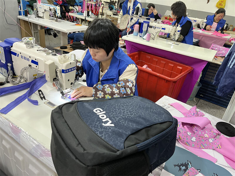 브랜드 아이디어를 신속하게 양산 준비 완료된 가방으로 전환하여 개발 리스크를 줄입니다.