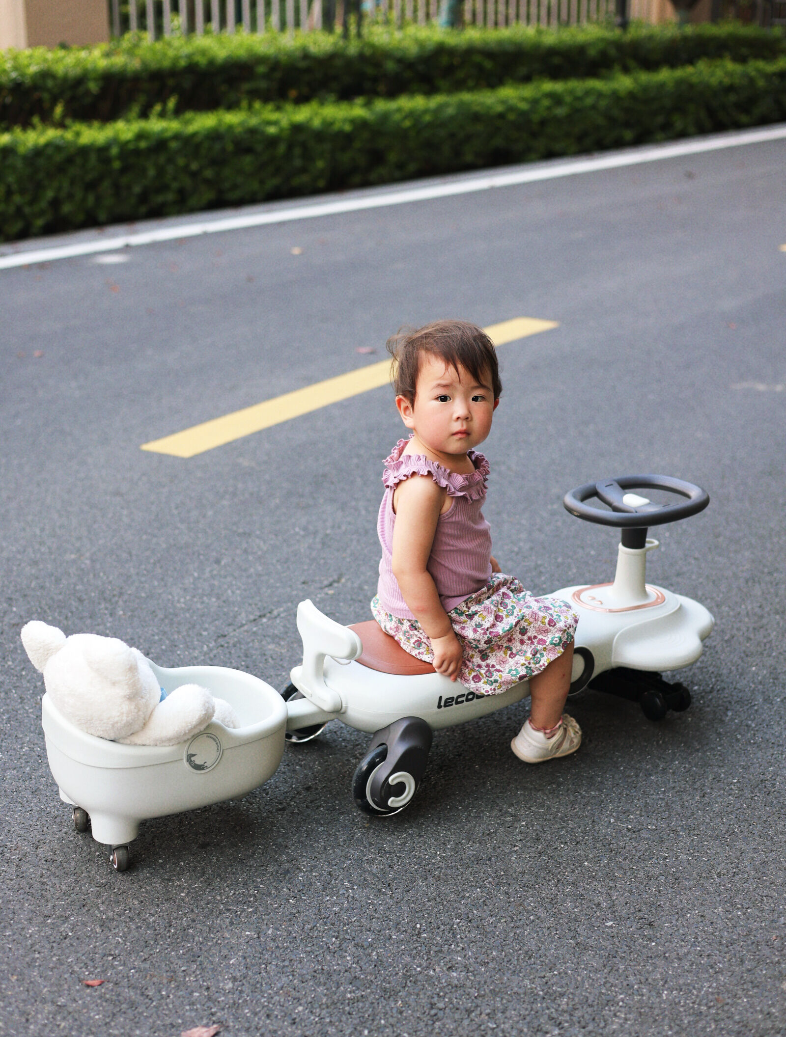 What Safety Features Should Parents Check When Choosing a Swing Car?