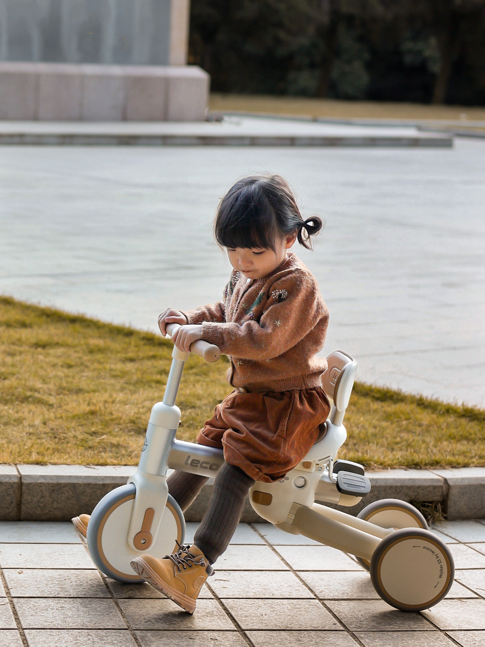 In che modo un triciclo supporta una guida sicura per i bambini piccoli?