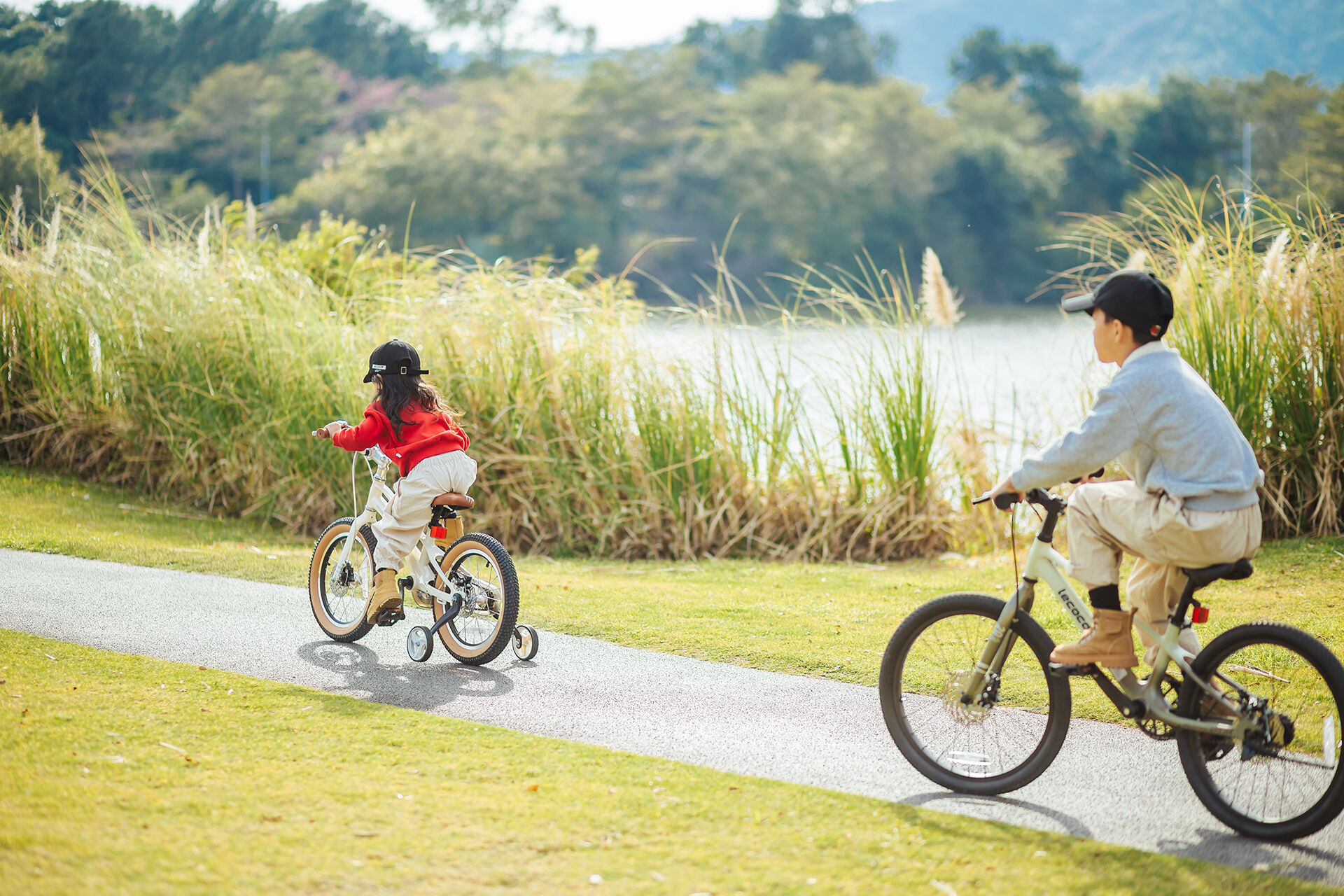 ¿Por qué es un triciclo la primera bicicleta con pedales ideal para niños?