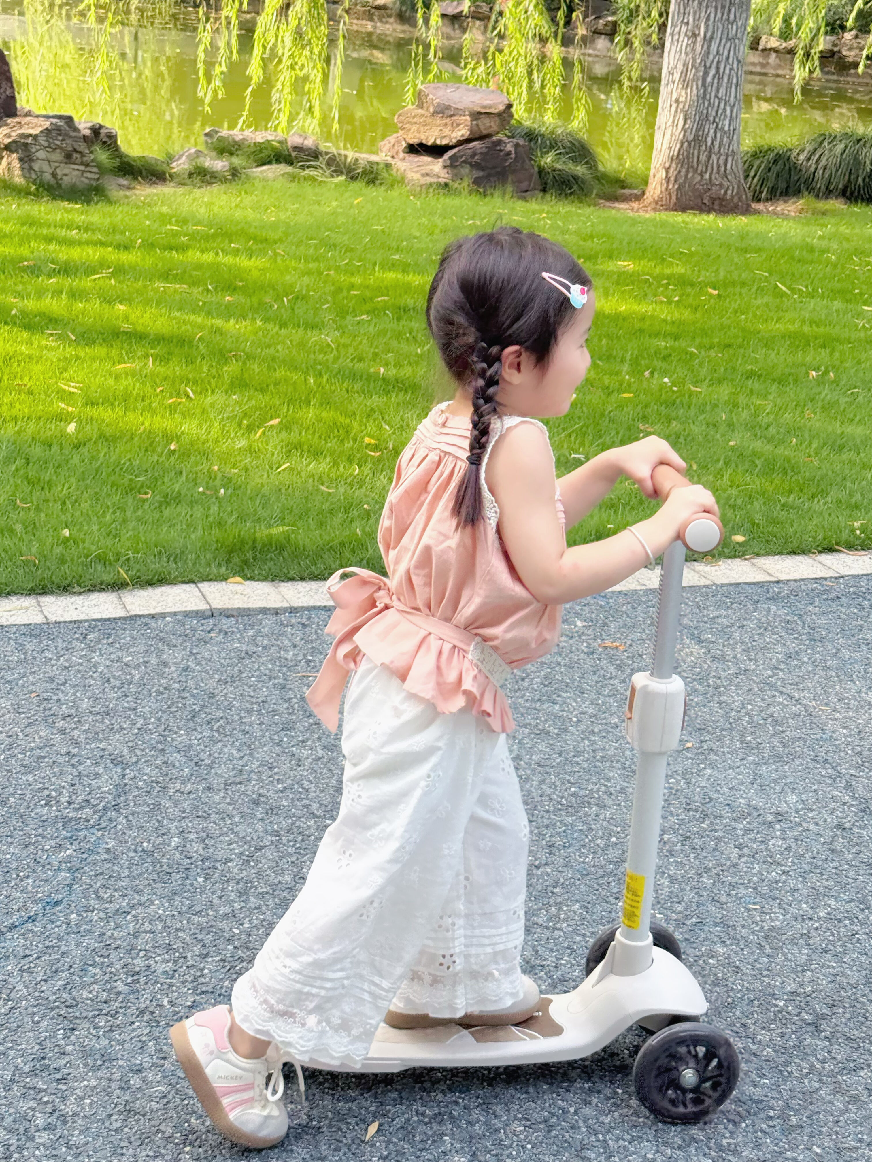 ¿Por qué es el patinete una opción favorita para el juego activo al aire libre?