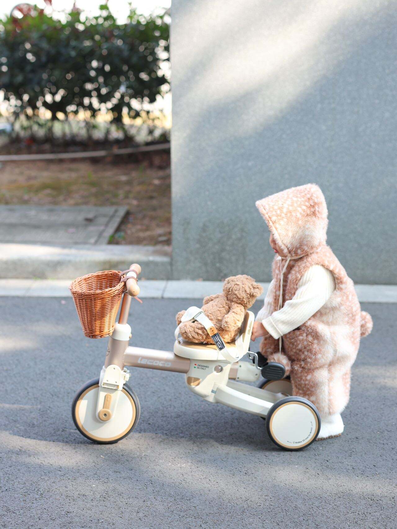 Sistema rivoluzionario di sedute e supporti regolabili