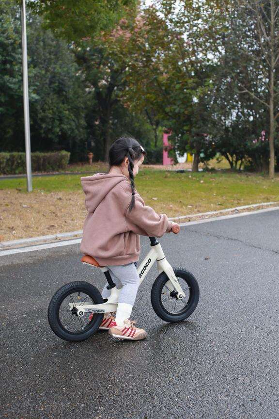 ¿Cómo afecta el diseño de una bicicleta sin pedales al rendimiento en los mercados globales?