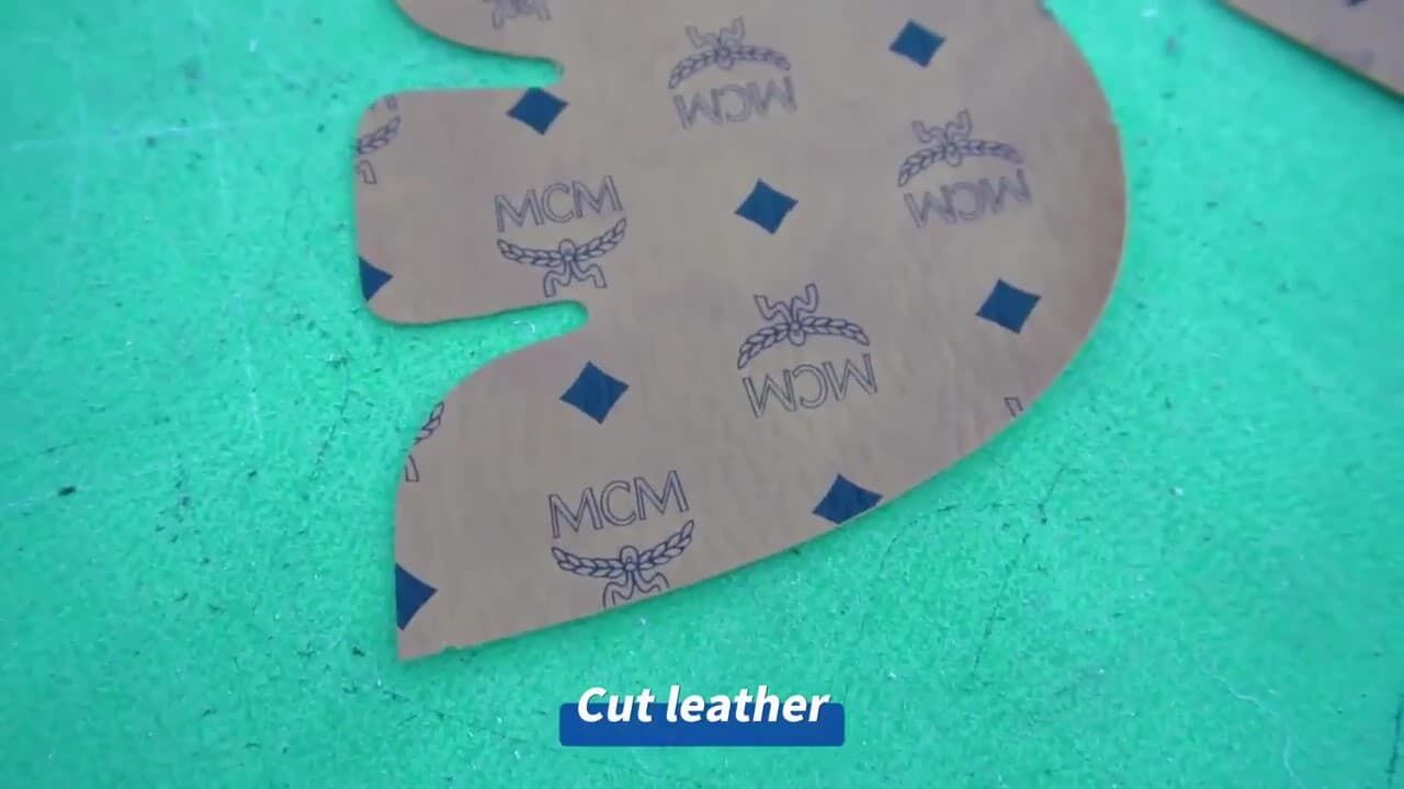 Taglio di valigie e pelle