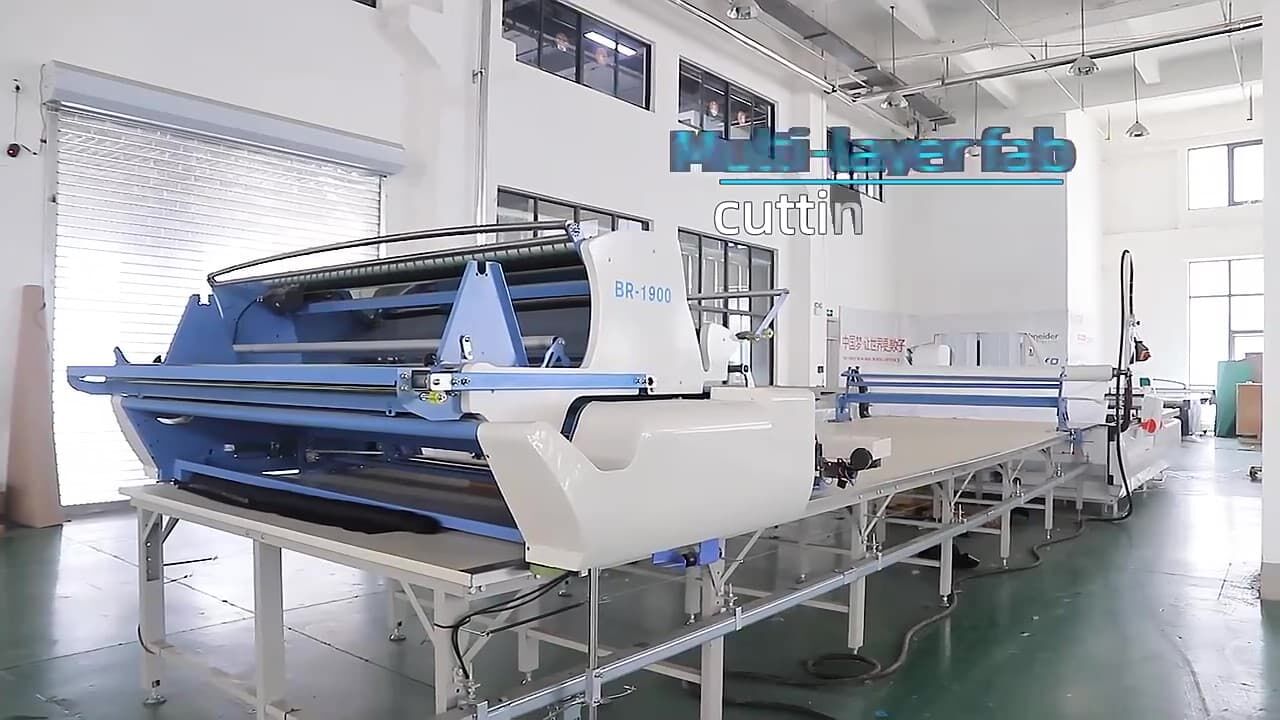 Taglio di capi d'abbigliamento multistrato