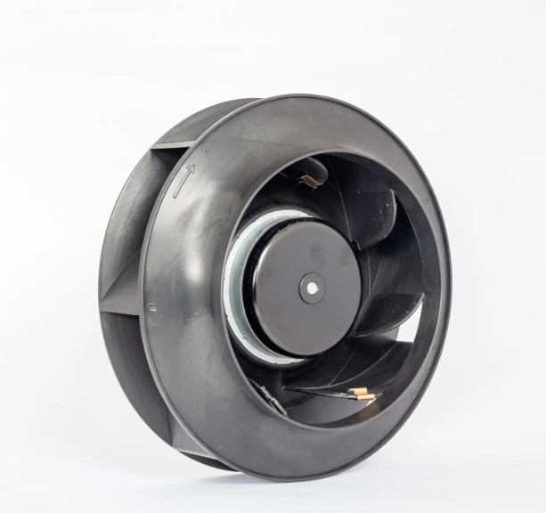 ¿Cómo logra un ventilador con inclinación inversa un caudal de aire estable?