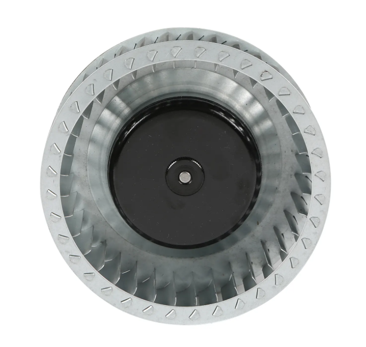 ¿Cómo identificar un ventilador de paletas curvadas hacia adelante y sus usos?