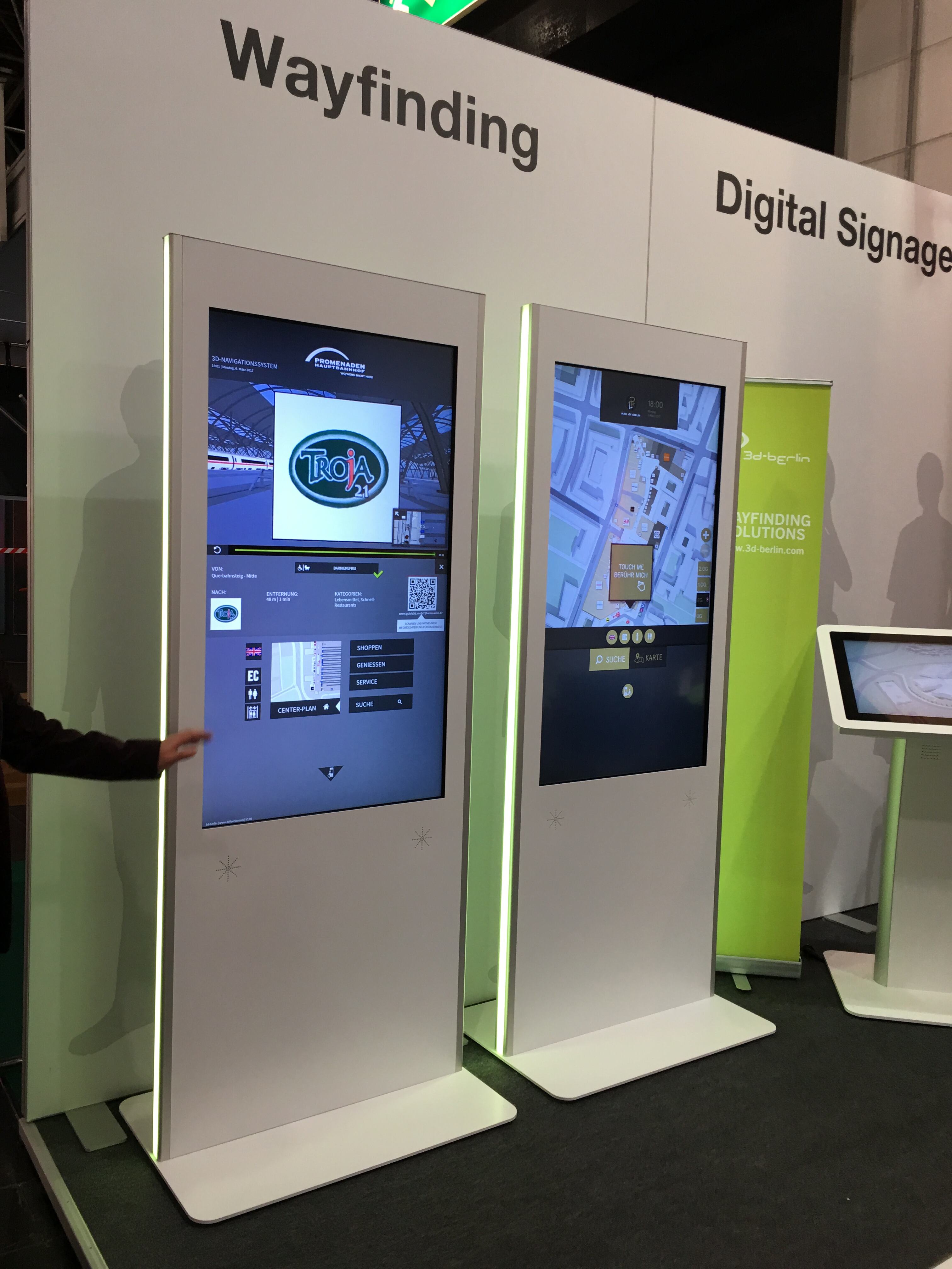 What Features Make an Advertising Display More Effective?