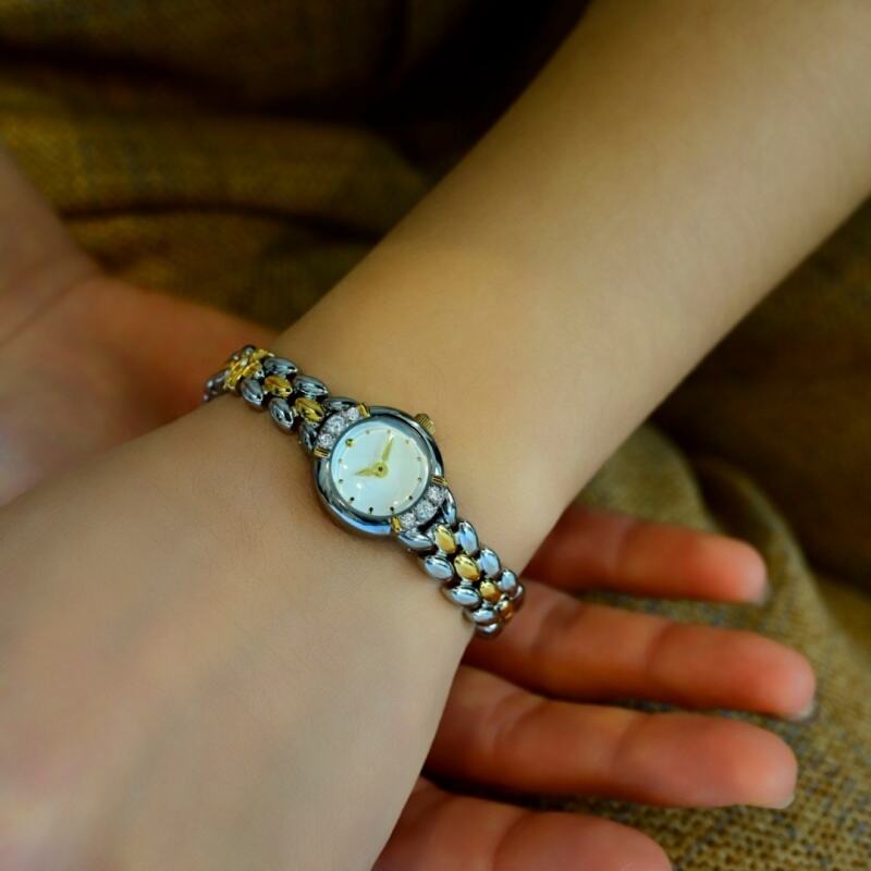 Discover the Timeless Elegance of Our Vintage Watches with Bangle Strap