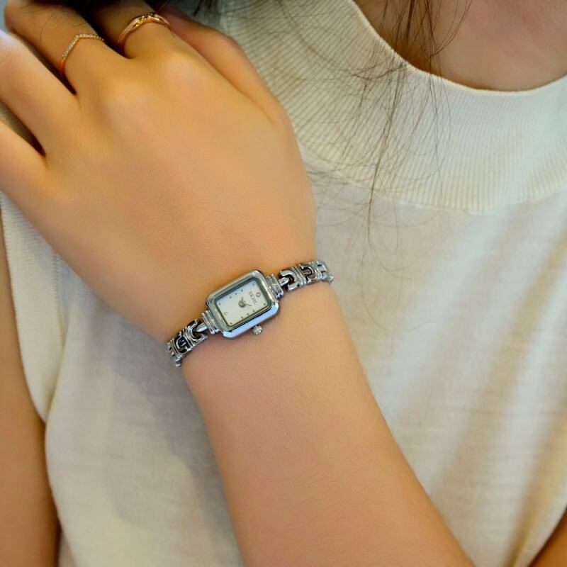 The Allure of Ladies Watches With Bangles