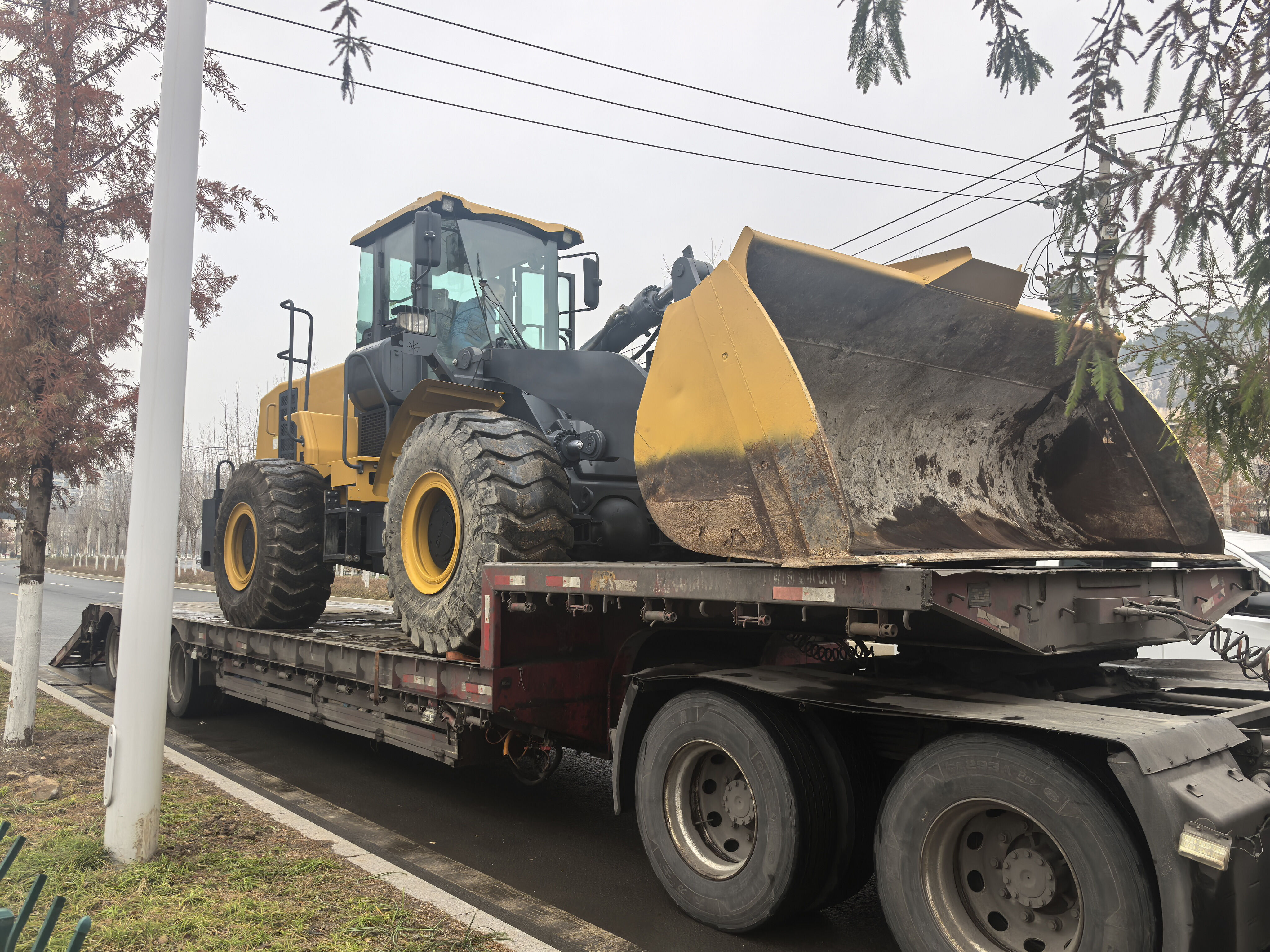 Quais problemas comuns os compradores enfrentam com as carregadeiras de frente?